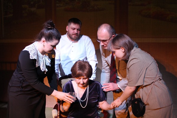 Спектакль «Деревья умирают стоя»