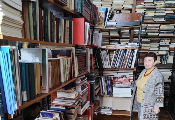 Книжная экскурсия «Театр — ты мир!»