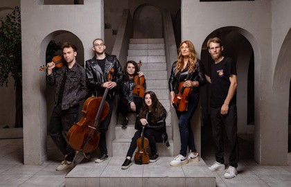 Арфа при свечах