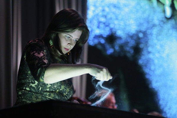 Сшутил шут шутку. Классика в песочных тонах