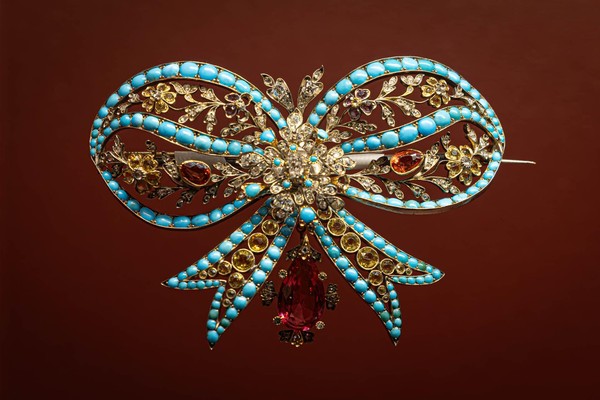 Экскурсия «Традиции и мода: история ювелирных украшений в России»