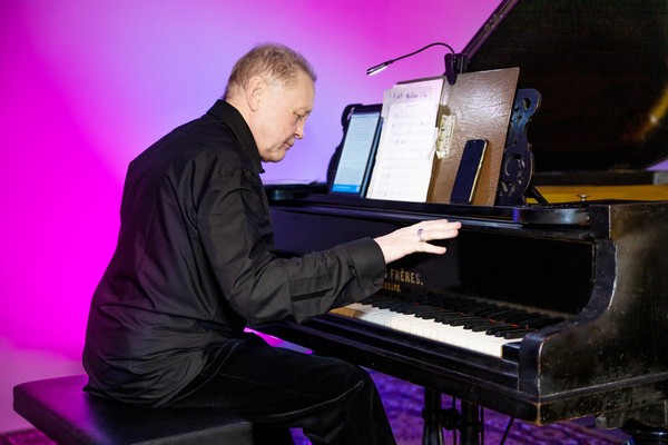 Илья Гончаров. Чёрно-белый юмор на крыше Невского