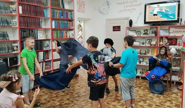 Познавательно-игровая программа «И, взвившись, занавес шумит»