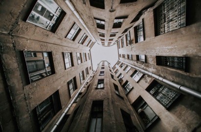 Петроградка: дворы-колодцы, парадные и городские редкости