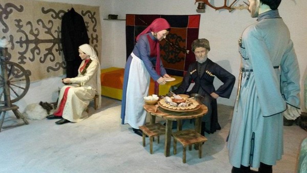 Ярмарка чеченских традиций (блюда, одежда, быт, песни)