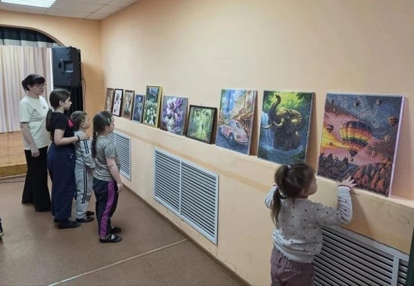 Выставка «Теплый квадратик»