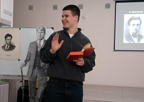 Программа «Живые голоса русской литературы: Владимир Маяковский – Сергей Есенин»