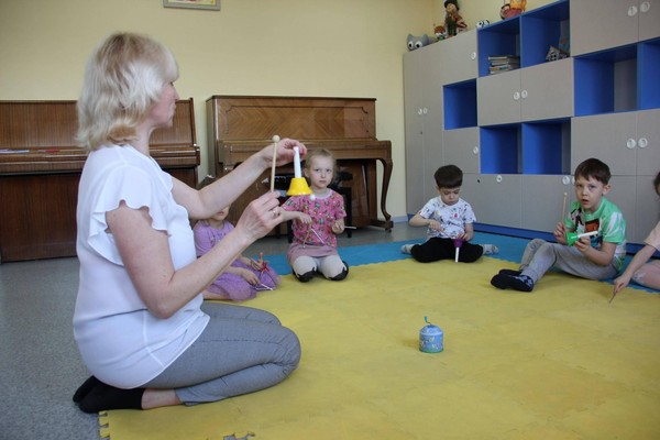 Занятия творчеством на отделении раннего эстетического развития «Гармония»