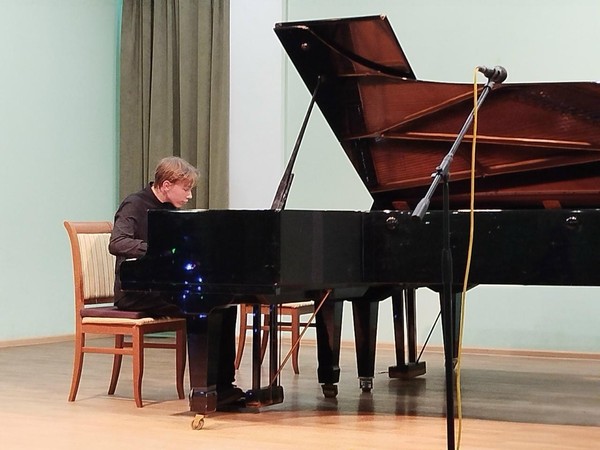 «Школьный конкурс «Волшебные звуки рояля»