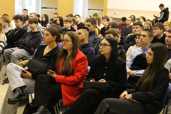 Лекция «В мокроступах и с айтемом: заимствования и споры о них»