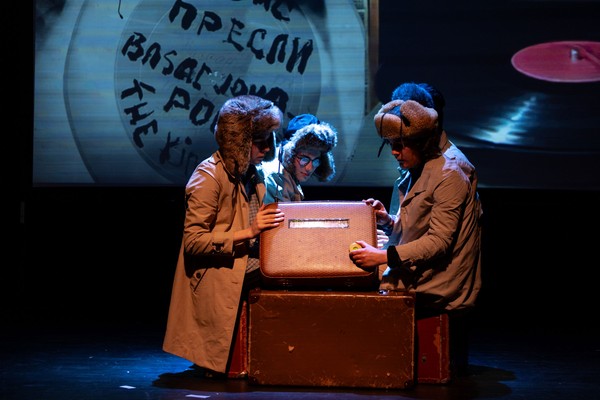 15 старых чемоданов и одна страна