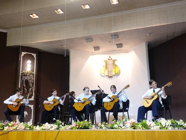 Отчетный концерт ДШИ № 13, посвященный 55-летию школы и Году единства народов России