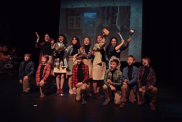 Спектакль «15 старых чемоданов и одна страна»