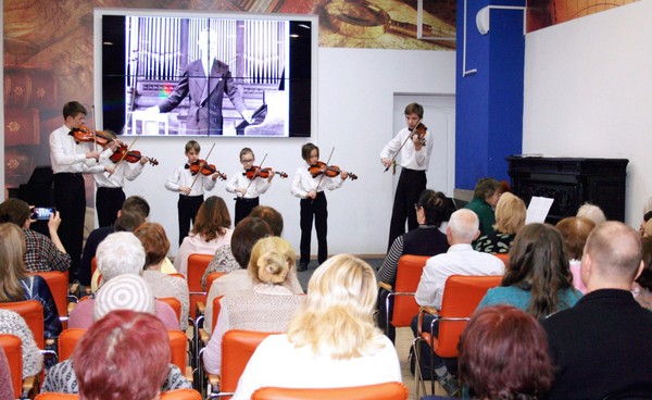Концерт-беседа ансамбля скрипачей из «Хоровой капеллы мальчиков»