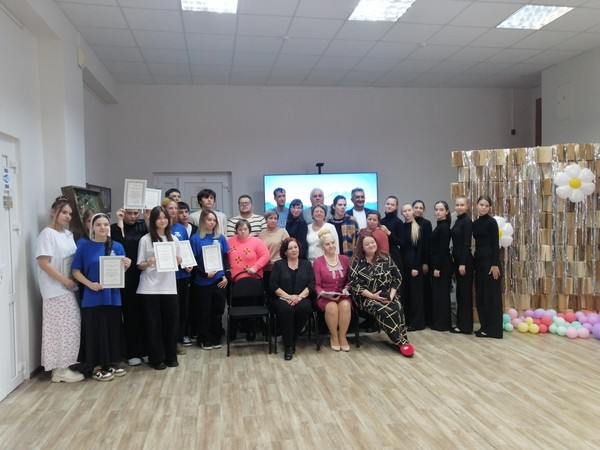 Литературно – музыкальная феерия «Есть в марте день особый»