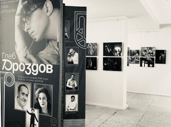 Фотовыставка «За пыльным бархатом кулис...»