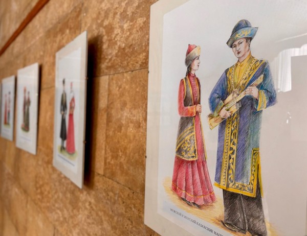 Художественная выставка «Национальные костюмы народов России»