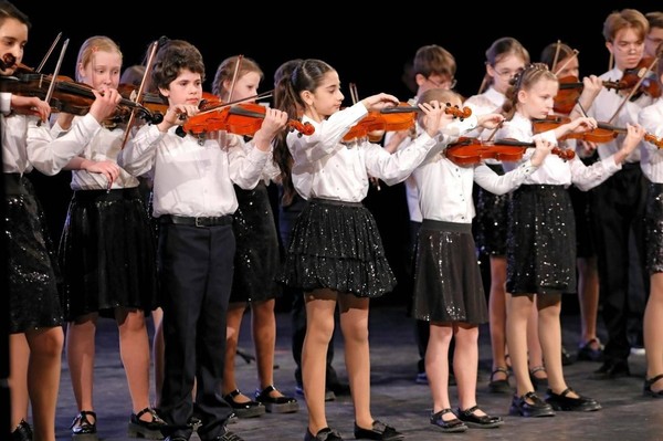 «По струнам весны»