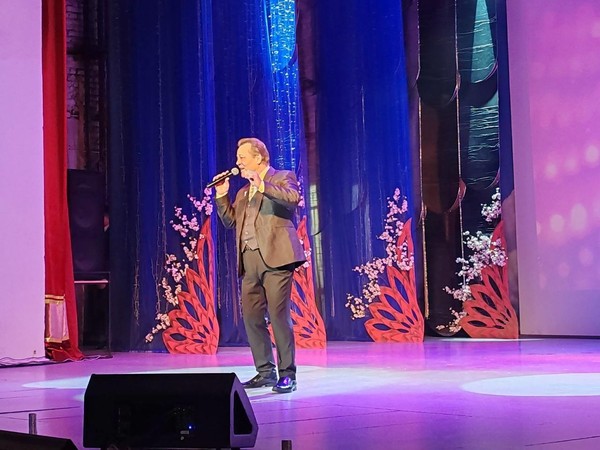 Десятилетие «Клуба любителей песни»под руководством Виктора Чаусова. «В кругу друзей »