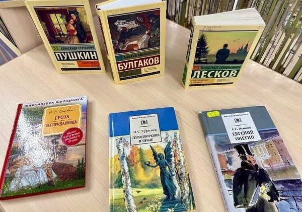 Выставка-просмотр «Яркие женщины-яркие судьбы»