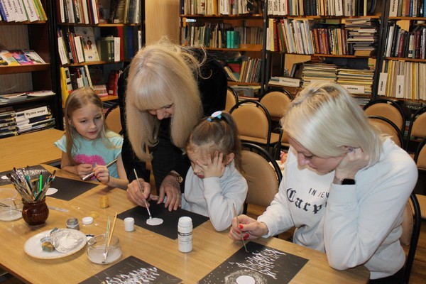 Занятие в изостудии «Акварелька» с мастер-классом по аппликации