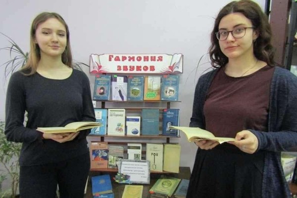 Громкие чтения у книжной полки «Давайте читать вместе»