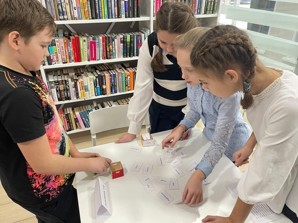 Литературно-игровая программа «Есть в марте день особый»