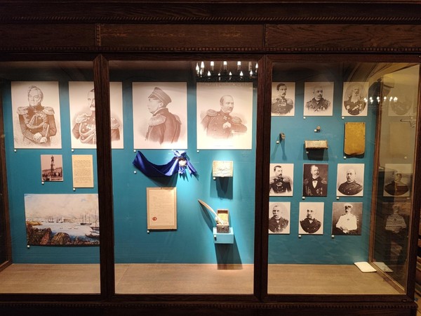 Потомству в пример