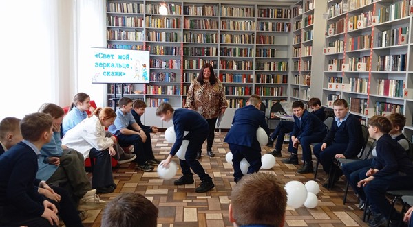 Конкурсно-игровая программа «Для девчонок озорных, милых, добрых, дорогих!»