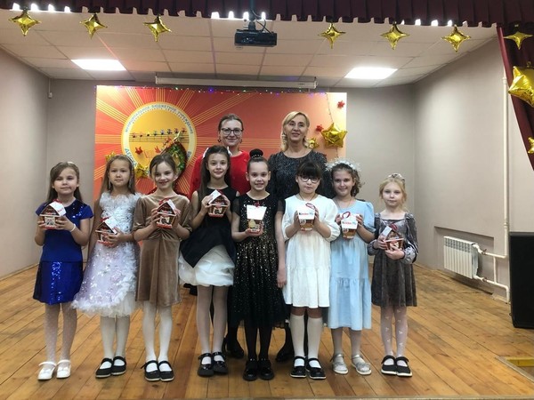 Концерт «Поздравляем наших мам» учащихся 1 класса хора «Первоцвет»