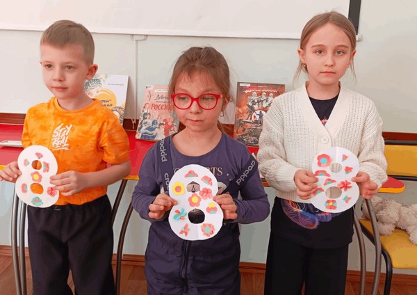 Познавательно-творческий час «История 8 марта» + поделка открытка