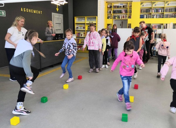 Спортивно-игровая программа «А ну-ка, девочки!»