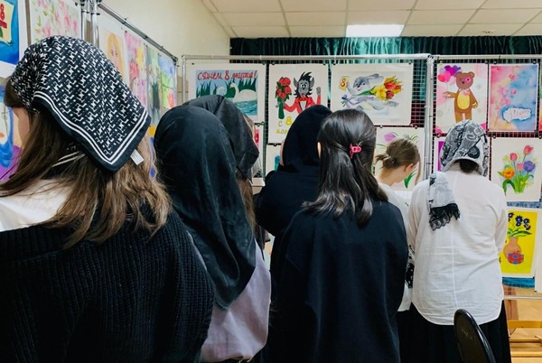 Выставка детского рисунка «Всем женщинам посвящается»