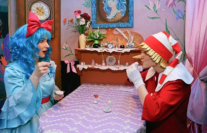 Буратино и Мальвина встречают гостей