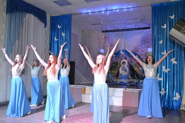 «Славим женщин всей России!»