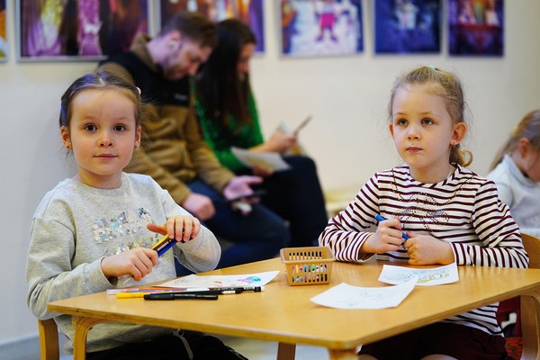 Инсталляция «Все мы вышли из гоголевской «Шинели»