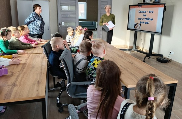 Познавательный час «Семейные истории в книгах и в кадре»