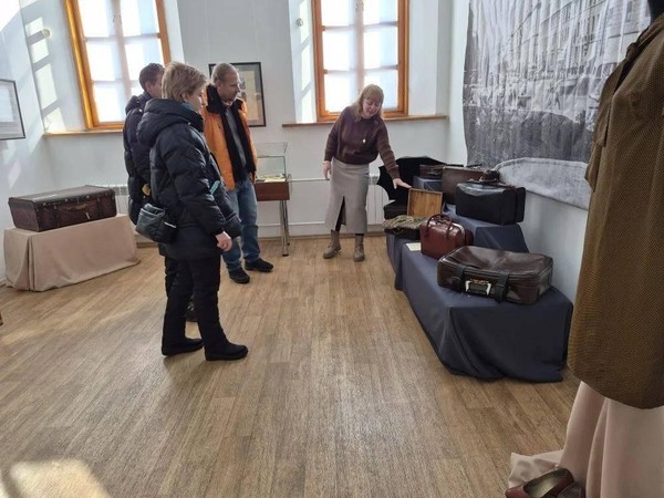 Выставка «Дама сдавала в багаж: сундук, чемодан, саквояж…»