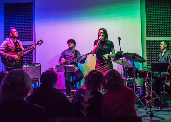 Сегодня праздник у девчат