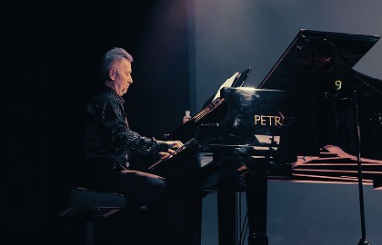 Альберт Макаров при участии Александра Колесникова (фортепиано). «Ты у меня одна»