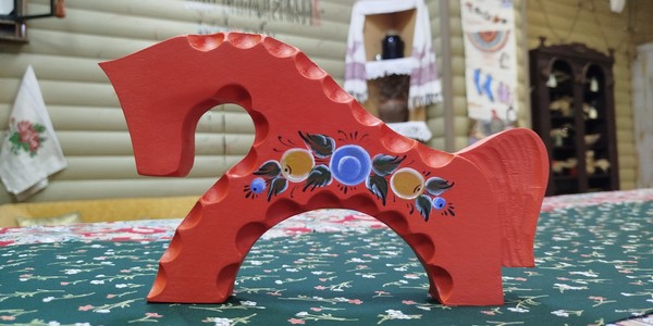 Роспись деревянной лошади в технике вятской домовой росписи
