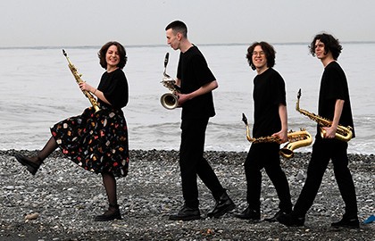 Танцы на саксофонах при свечах