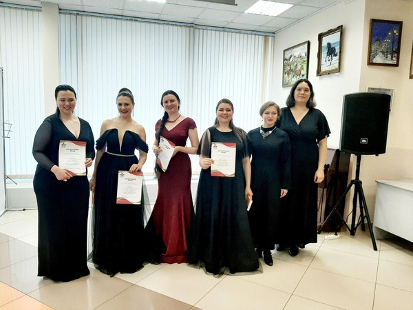 В опере только девушки