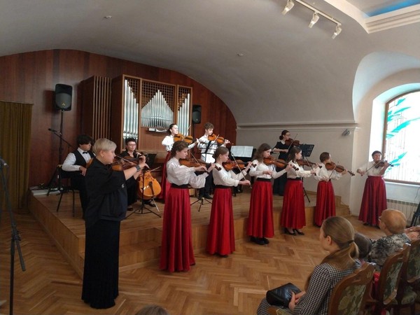 Концерт струнного отделения «Звучание весны!»
