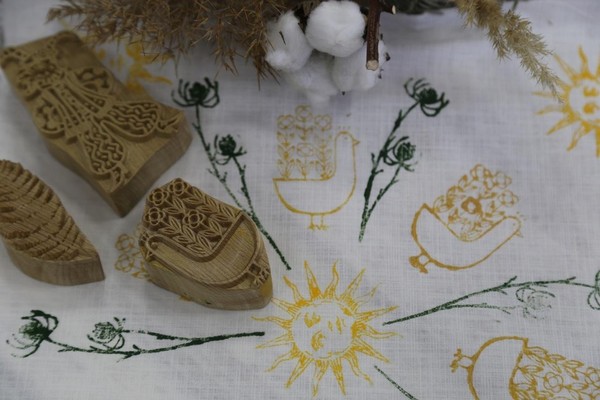 Музейное занятие в выставочном пространстве «Подари мне платок. Ручная набойка по ткани»