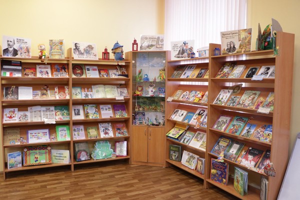 Выставка «По книгам и странам»