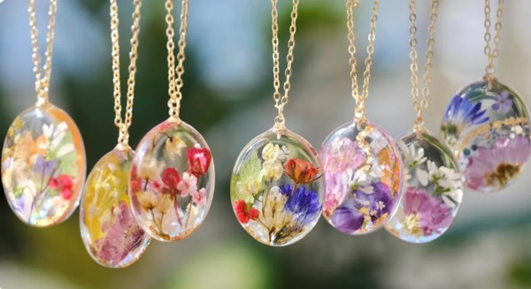 Подарок маме. Украшения из эпоксидной смолы