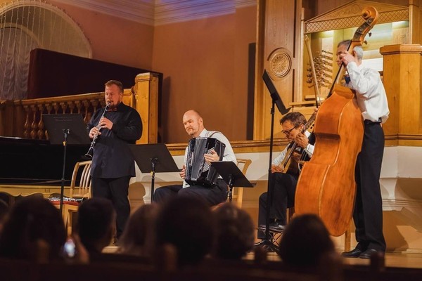 Праздничная программа «Ах, эти черные глаза»