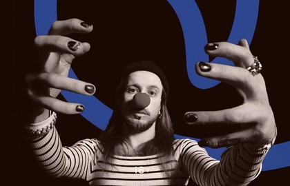 Денис Антипин балуется со зрителями