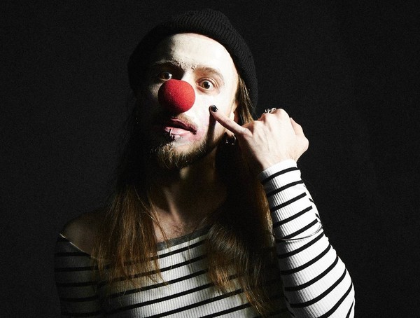 Денис Антипин балуется со зрителями